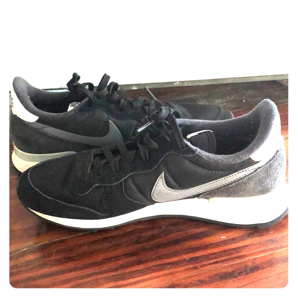 Gently used women’s black Nike running shoes